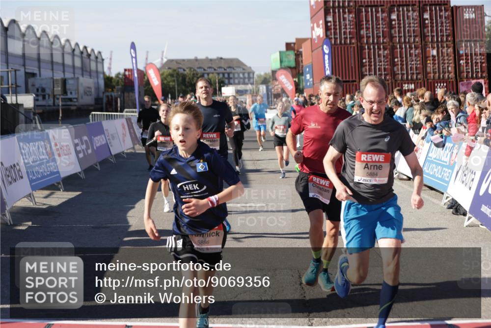 03.10.2025 - Köhlbrandbrückenlauf Jannik Wohlers http://msf.ph/oto/9069356 03.10.2025 13:13:47 Ziel 4348, 4461, 4522, 4642, 5078, 5640, 5802, 5884, 5886, 5908, 6116, 6125, 6227, 6228, 6363, 6366, 6487, 6488, 6604 meine-sportfotos.de