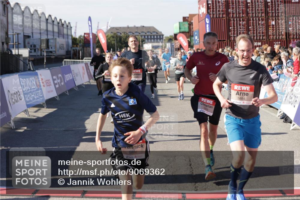 03.10.2025 - Köhlbrandbrückenlauf Jannik Wohlers http://msf.ph/oto/9069362 03.10.2025 13:13:47 Ziel 4348, 4461, 4522, 4642, 5078, 5640, 5802, 5884, 5886, 5908, 6116, 6125, 6227, 6228, 6363, 6366, 6487, 6488, 6604 meine-sportfotos.de