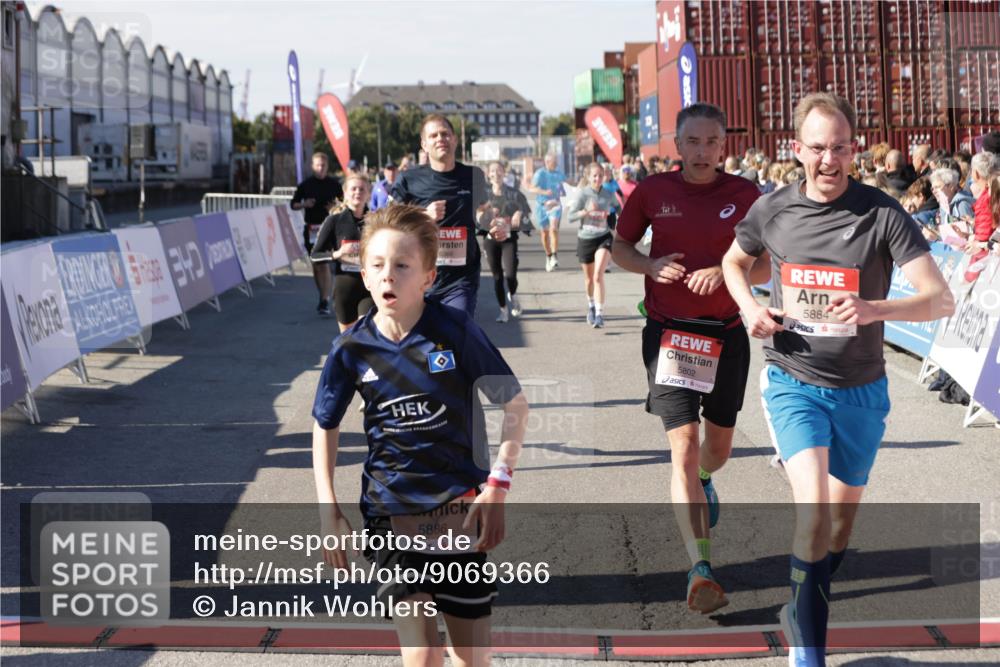 03.10.2025 - Köhlbrandbrückenlauf Jannik Wohlers http://msf.ph/oto/9069366 03.10.2025 13:13:47 Ziel 4348, 4461, 4522, 4642, 5078, 5640, 5802, 5884, 5886, 5908, 6116, 6125, 6227, 6228, 6363, 6366, 6487, 6488, 6604 meine-sportfotos.de