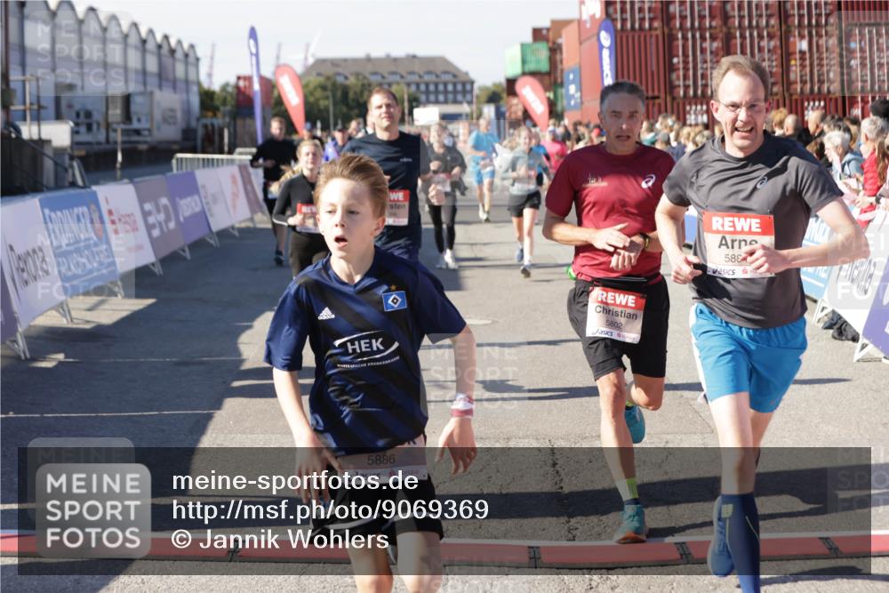 03.10.2025 - Köhlbrandbrückenlauf Jannik Wohlers http://msf.ph/oto/9069369 03.10.2025 13:13:47 Ziel 4348, 4461, 4522, 4642, 5078, 5640, 5802, 5884, 5886, 5908, 6116, 6125, 6227, 6228, 6363, 6366, 6487, 6488, 6604 meine-sportfotos.de