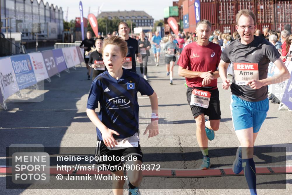 03.10.2025 - Köhlbrandbrückenlauf Jannik Wohlers http://msf.ph/oto/9069372 03.10.2025 13:13:47 Ziel 4348, 4461, 4522, 4642, 5078, 5640, 5802, 5884, 5886, 5908, 6116, 6125, 6227, 6228, 6363, 6366, 6487, 6488, 6604 meine-sportfotos.de
