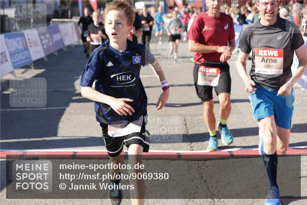 03.10.2025 - Köhlbrandbrückenlauf Jannik Wohlers http://msf.ph/oto/9069380 03.10.2025 13:13:47 Ziel 4348, 4461, 4522, 4642, 5078, 5640, 5802, 5884, 5886, 5908, 6116, 6125, 6227, 6228, 6363, 6366, 6487, 6488, 6604 meine-sportfotos.de