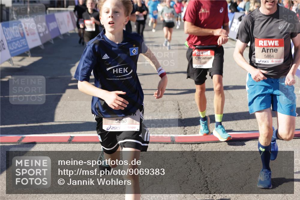 03.10.2025 - Köhlbrandbrückenlauf Jannik Wohlers http://msf.ph/oto/9069383 03.10.2025 13:13:47 Ziel 4348, 4461, 4522, 4642, 5078, 5640, 5802, 5884, 5886, 5908, 6116, 6125, 6227, 6228, 6363, 6366, 6487, 6488, 6604 meine-sportfotos.de