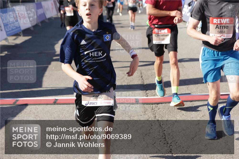 03.10.2025 - Köhlbrandbrückenlauf Jannik Wohlers http://msf.ph/oto/9069389 03.10.2025 13:13:47 Ziel 4348, 4461, 4522, 4642, 5078, 5640, 5802, 5884, 5886, 5908, 6116, 6125, 6227, 6228, 6363, 6366, 6487, 6488, 6604 meine-sportfotos.de