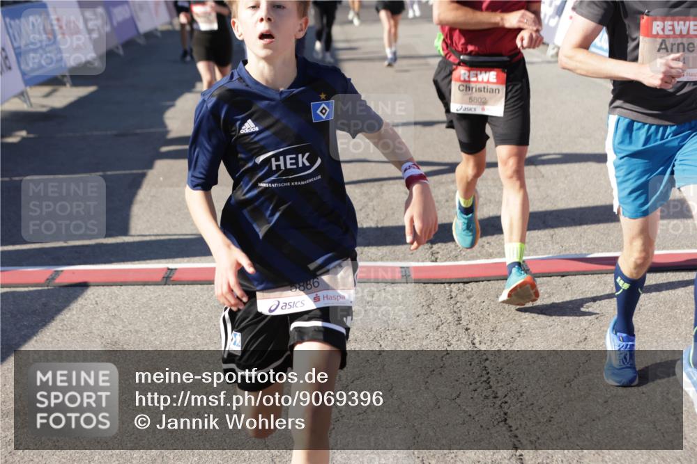 03.10.2025 - Köhlbrandbrückenlauf Jannik Wohlers http://msf.ph/oto/9069396 03.10.2025 13:13:47 Ziel 4348, 4461, 4522, 4642, 5078, 5640, 5802, 5884, 5886, 5908, 6116, 6125, 6227, 6228, 6363, 6366, 6487, 6488, 6604 meine-sportfotos.de