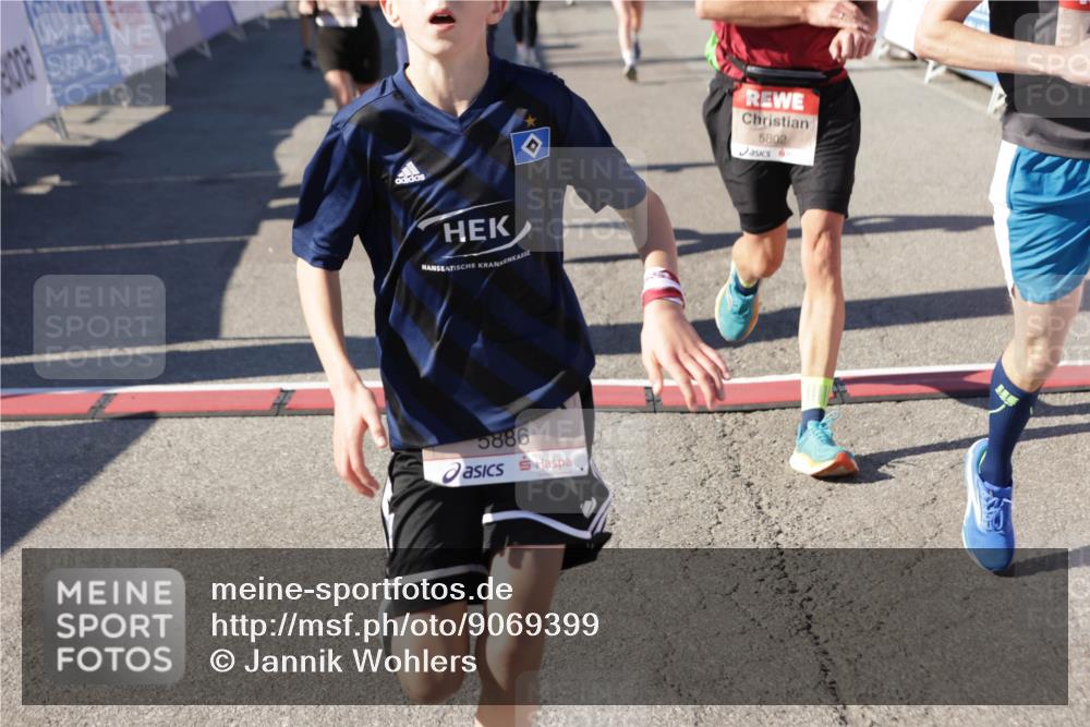 03.10.2025 - Köhlbrandbrückenlauf Jannik Wohlers http://msf.ph/oto/9069399 03.10.2025 13:13:47 Ziel 4348, 4461, 4522, 4642, 5078, 5640, 5802, 5884, 5886, 5908, 6116, 6125, 6227, 6228, 6363, 6366, 6487, 6488, 6604 meine-sportfotos.de