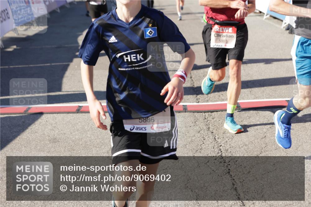 03.10.2025 - Köhlbrandbrückenlauf Jannik Wohlers http://msf.ph/oto/9069402 03.10.2025 13:13:47 Ziel 4348, 4461, 4522, 4642, 5078, 5640, 5802, 5884, 5886, 5908, 6116, 6125, 6227, 6228, 6363, 6366, 6487, 6488, 6604 meine-sportfotos.de