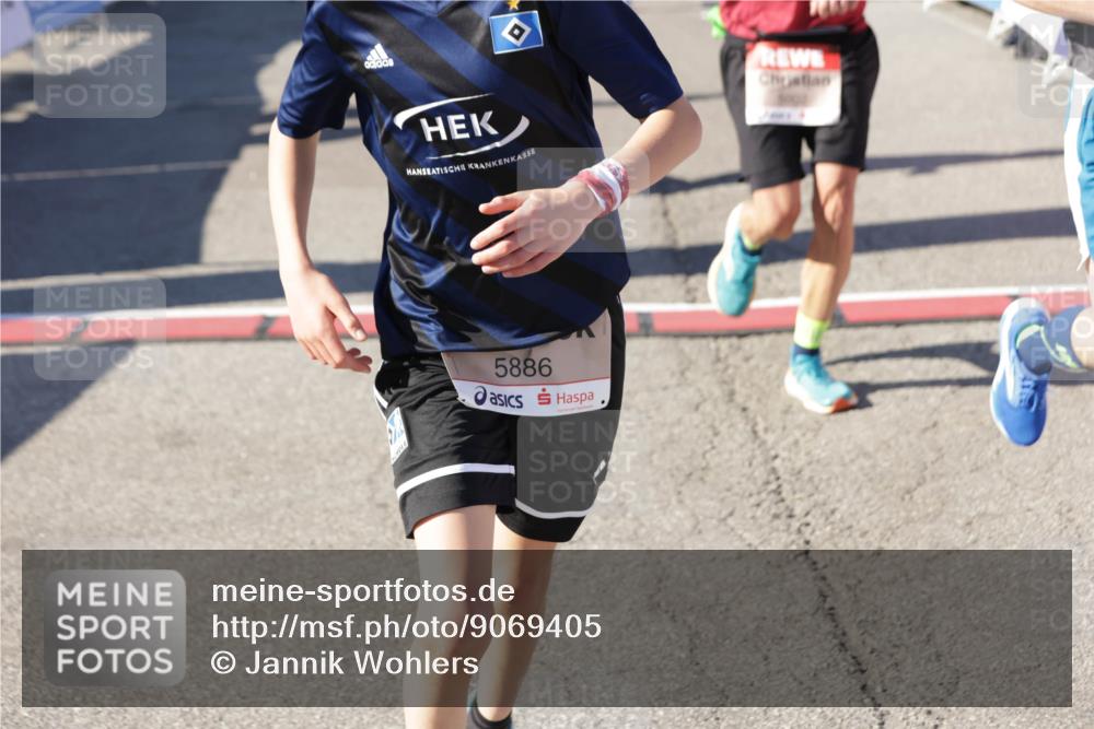 03.10.2025 - Köhlbrandbrückenlauf Jannik Wohlers http://msf.ph/oto/9069405 03.10.2025 13:13:47 Ziel 4348, 4461, 4522, 4642, 5078, 5640, 5802, 5884, 5886, 5908, 6116, 6125, 6227, 6228, 6363, 6366, 6487, 6488, 6604 meine-sportfotos.de
