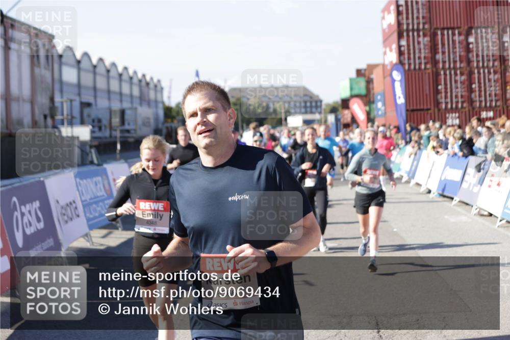 03.10.2025 - Köhlbrandbrückenlauf Jannik Wohlers http://msf.ph/oto/9069434 03.10.2025 13:13:49 Ziel 4188, 4348, 4461, 4522, 4612, 4642, 5078, 5640, 5802, 5884, 5886, 5908, 6116, 6125, 6227, 6228, 6363, 6366, 6487, 6488, 6604 meine-sportfotos.de