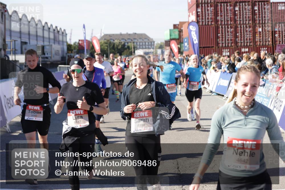 03.10.2025 - Köhlbrandbrückenlauf Jannik Wohlers http://msf.ph/oto/9069486 03.10.2025 13:13:52 Ziel 4188, 4306, 4348, 4522, 4612, 4642, 4868, 5078, 5640, 5700, 5802, 5884, 5886, 6116, 6125, 6227, 6228, 6363, 6366, 6487, 6488, 6604, 6766 meine-sportfotos.de