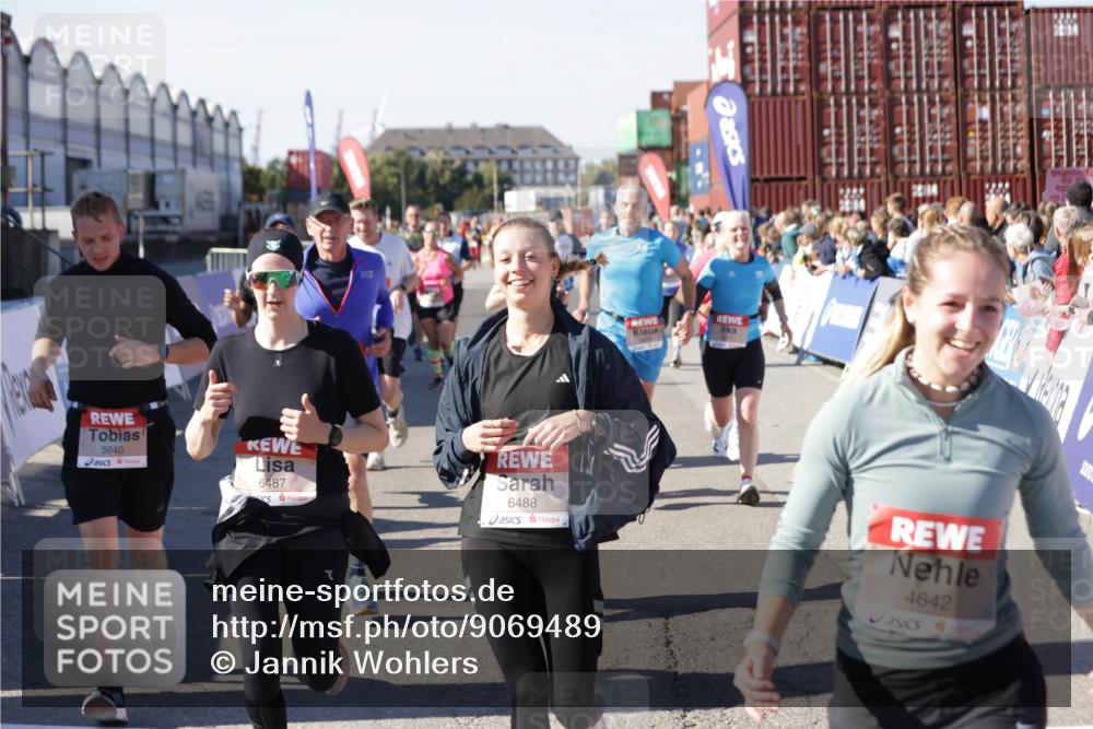 03.10.2025 - Köhlbrandbrückenlauf Jannik Wohlers http://msf.ph/oto/9069489 03.10.2025 13:13:52 Ziel 4188, 4306, 4348, 4522, 4612, 4642, 4868, 5078, 5640, 5700, 5802, 5884, 5886, 6116, 6125, 6227, 6228, 6363, 6366, 6487, 6488, 6604, 6766 meine-sportfotos.de