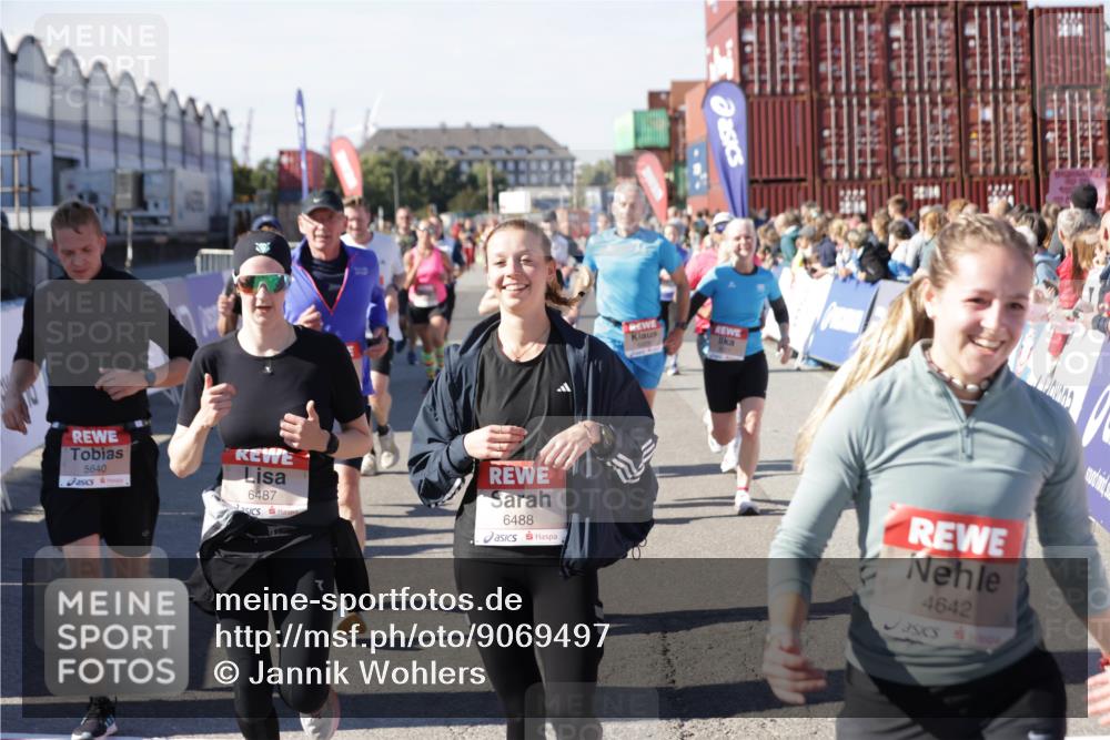 03.10.2025 - Köhlbrandbrückenlauf Jannik Wohlers http://msf.ph/oto/9069497 03.10.2025 13:13:52 Ziel 4188, 4306, 4348, 4522, 4612, 4642, 4868, 5078, 5640, 5700, 5802, 5884, 5886, 6116, 6125, 6227, 6228, 6363, 6366, 6487, 6488, 6604, 6766 meine-sportfotos.de