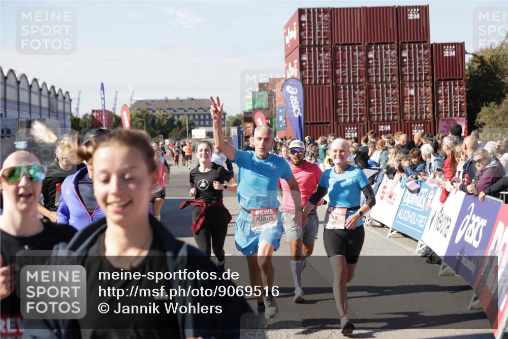 03.10.2025 - Köhlbrandbrückenlauf Jannik Wohlers http://msf.ph/oto/9069516 03.10.2025 13:13:53 Ziel 4188, 4306, 4348, 4522, 4612, 4642, 4868, 5078, 5640, 5700, 5802, 5884, 5886, 6125, 6227, 6228, 6366, 6487, 6488, 6604, 6766 meine-sportfotos.de