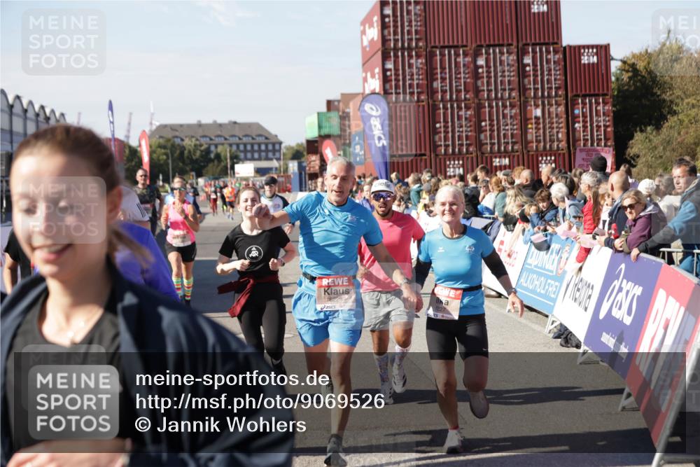 03.10.2025 - Köhlbrandbrückenlauf Jannik Wohlers http://msf.ph/oto/9069526 03.10.2025 13:13:53 Ziel 4188, 4306, 4348, 4522, 4612, 4642, 4868, 5078, 5640, 5700, 5802, 5884, 5886, 6125, 6227, 6228, 6366, 6487, 6488, 6604, 6766 meine-sportfotos.de