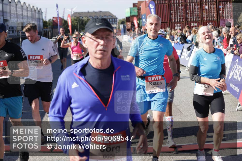 03.10.2025 - Köhlbrandbrückenlauf Jannik Wohlers http://msf.ph/oto/9069547 03.10.2025 13:13:54 Ziel 4188, 4306, 4348, 4522, 4612, 4642, 4868, 5078, 5640, 5700, 5802, 5884, 5886, 6125, 6227, 6228, 6366, 6487, 6488, 6604, 6766 meine-sportfotos.de