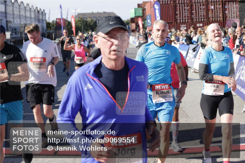 03.10.2025 - Köhlbrandbrückenlauf Jannik Wohlers http://msf.ph/oto/9069554 03.10.2025 13:13:54 Ziel 4188, 4306, 4348, 4522, 4612, 4642, 4868, 5078, 5640, 5700, 5802, 5884, 5886, 6125, 6227, 6228, 6366, 6487, 6488, 6604, 6766 meine-sportfotos.de