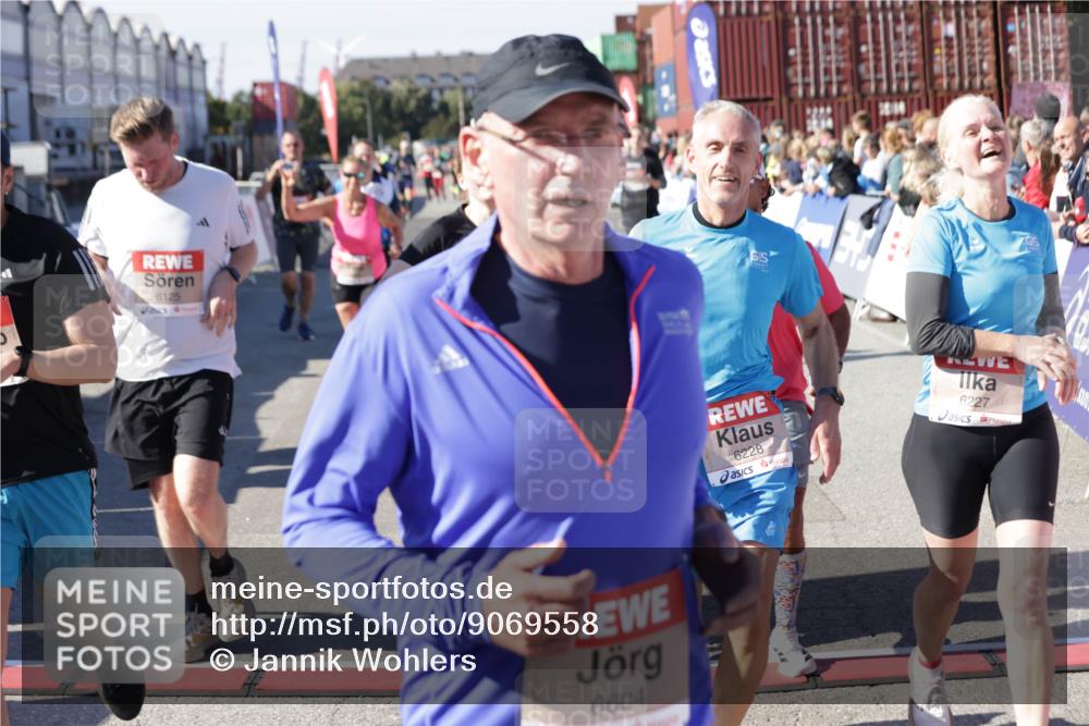 03.10.2025 - Köhlbrandbrückenlauf Jannik Wohlers http://msf.ph/oto/9069558 03.10.2025 13:13:54 Ziel 4188, 4306, 4348, 4522, 4612, 4642, 4868, 5078, 5640, 5700, 5802, 5884, 5886, 6125, 6227, 6228, 6366, 6487, 6488, 6604, 6766 meine-sportfotos.de