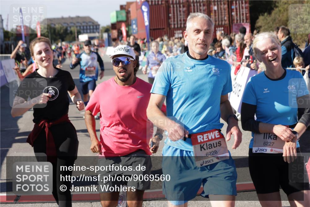 03.10.2025 - Köhlbrandbrückenlauf Jannik Wohlers http://msf.ph/oto/9069560 03.10.2025 13:13:55 Ziel 4188, 4306, 4348, 4522, 4612, 4642, 4868, 5078, 5640, 5700, 5802, 5884, 5886, 6125, 6227, 6228, 6366, 6487, 6488, 6604, 6766 meine-sportfotos.de