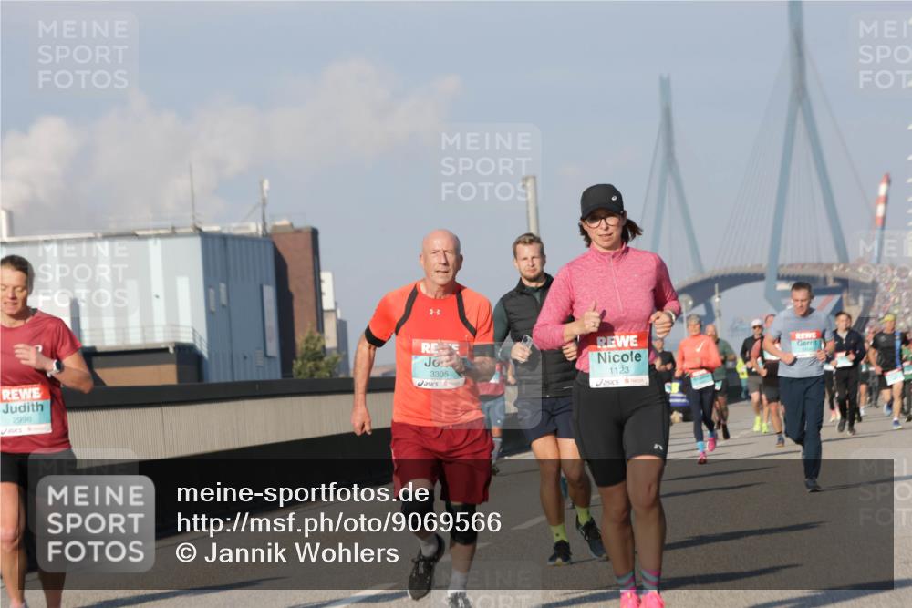 03.10.2025 - Köhlbrandbrückenlauf Jannik Wohlers http://msf.ph/oto/9069566 03.10.2025 09:48:34 Position 3 2998, 3305, 1123 meine-sportfotos.de