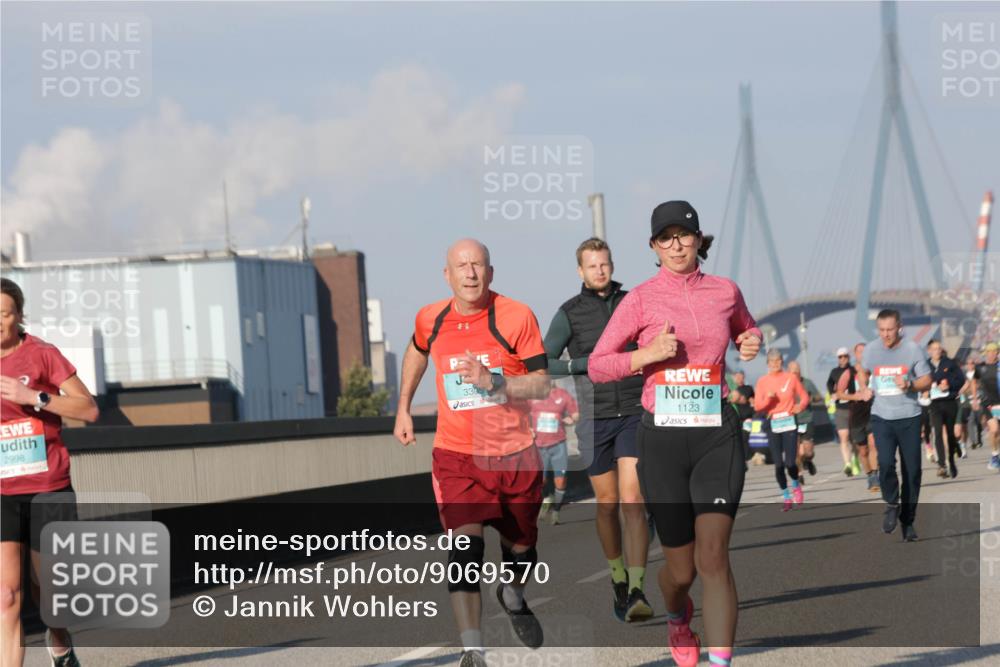 03.10.2025 - Köhlbrandbrückenlauf Jannik Wohlers http://msf.ph/oto/9069570 03.10.2025 09:48:34 Position 3 2998, 3305, 1123 meine-sportfotos.de