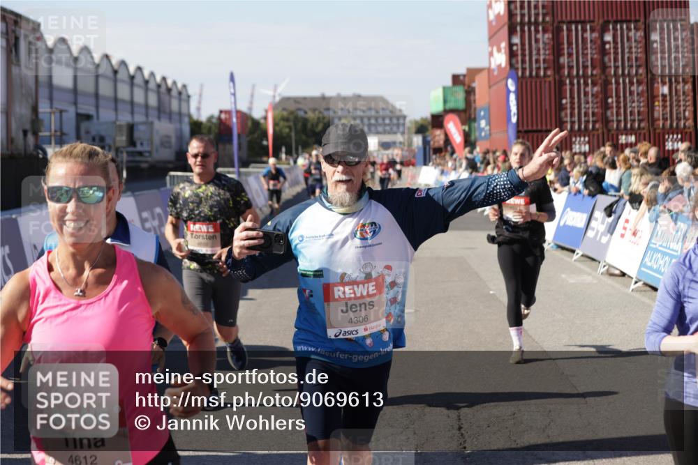 03.10.2025 - Köhlbrandbrückenlauf Jannik Wohlers http://msf.ph/oto/9069613 03.10.2025 13:13:57 Ziel 4188, 4306, 4348, 4522, 4612, 4642, 4868, 5078, 5640, 5700, 5727, 6125, 6227, 6228, 6366, 6487, 6488, 6604, 6766 meine-sportfotos.de