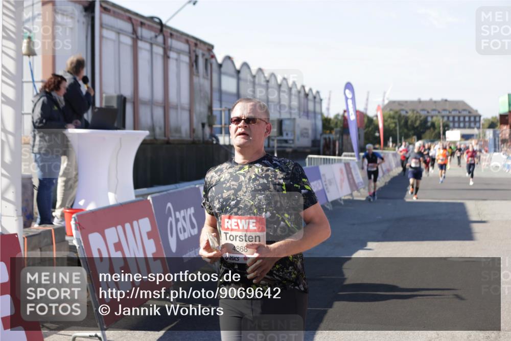 03.10.2025 - Köhlbrandbrückenlauf Jannik Wohlers http://msf.ph/oto/9069642 03.10.2025 13:13:59 Ziel 4188, 4306, 4522, 4612, 4642, 4868, 5078, 5640, 5700, 5727, 6125, 6227, 6228, 6318, 6487, 6488, 6604, 6766 meine-sportfotos.de