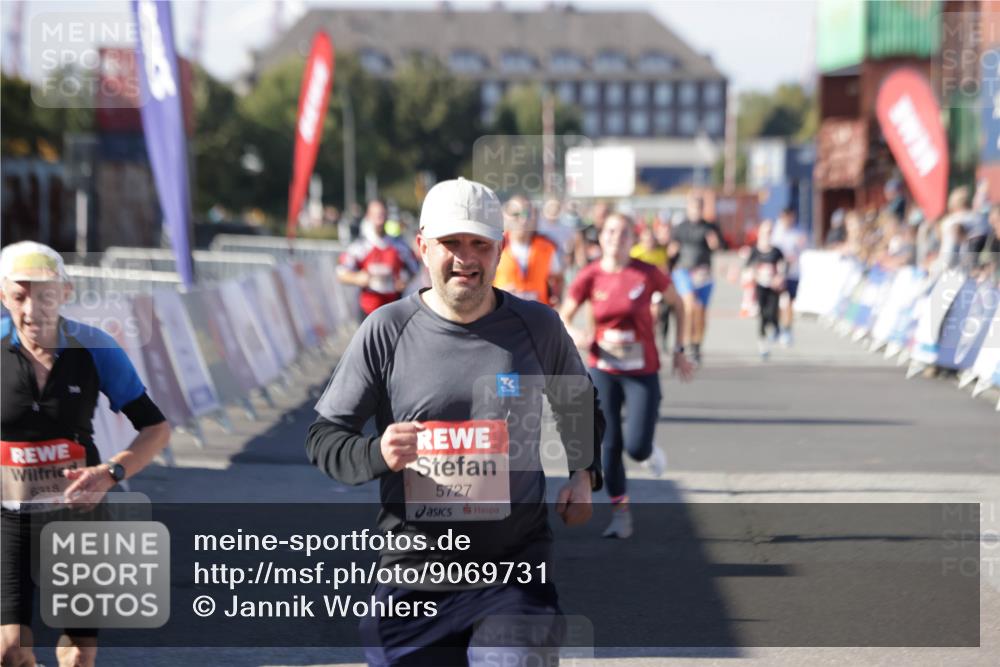03.10.2025 - Köhlbrandbrückenlauf Jannik Wohlers http://msf.ph/oto/9069731 03.10.2025 13:14:03 Ziel 4188, 4306, 4313, 4612, 4785, 4868, 5078, 5700, 5727, 6125, 6227, 6318, 6766 meine-sportfotos.de
