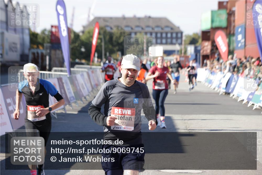03.10.2025 - Köhlbrandbrückenlauf Jannik Wohlers http://msf.ph/oto/9069745 03.10.2025 13:14:03 Ziel 4188, 4306, 4313, 4612, 4785, 4868, 5078, 5700, 5727, 6125, 6227, 6318, 6766 meine-sportfotos.de