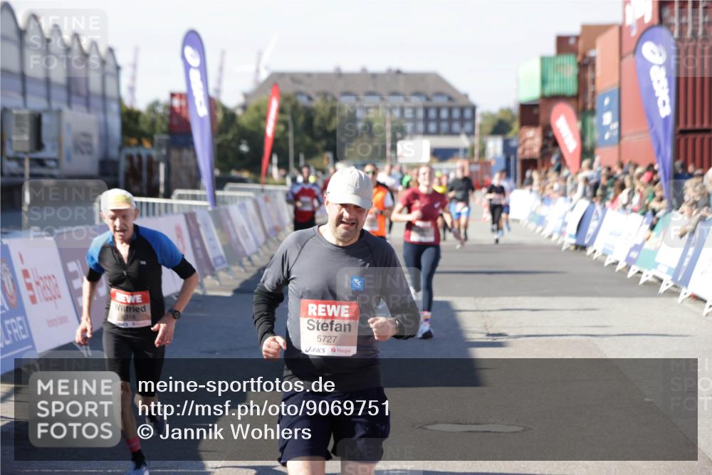03.10.2025 - Köhlbrandbrückenlauf Jannik Wohlers http://msf.ph/oto/9069751 03.10.2025 13:14:04 Ziel 4188, 4306, 4313, 4612, 4785, 4868, 5700, 5727, 6318, 6766 meine-sportfotos.de