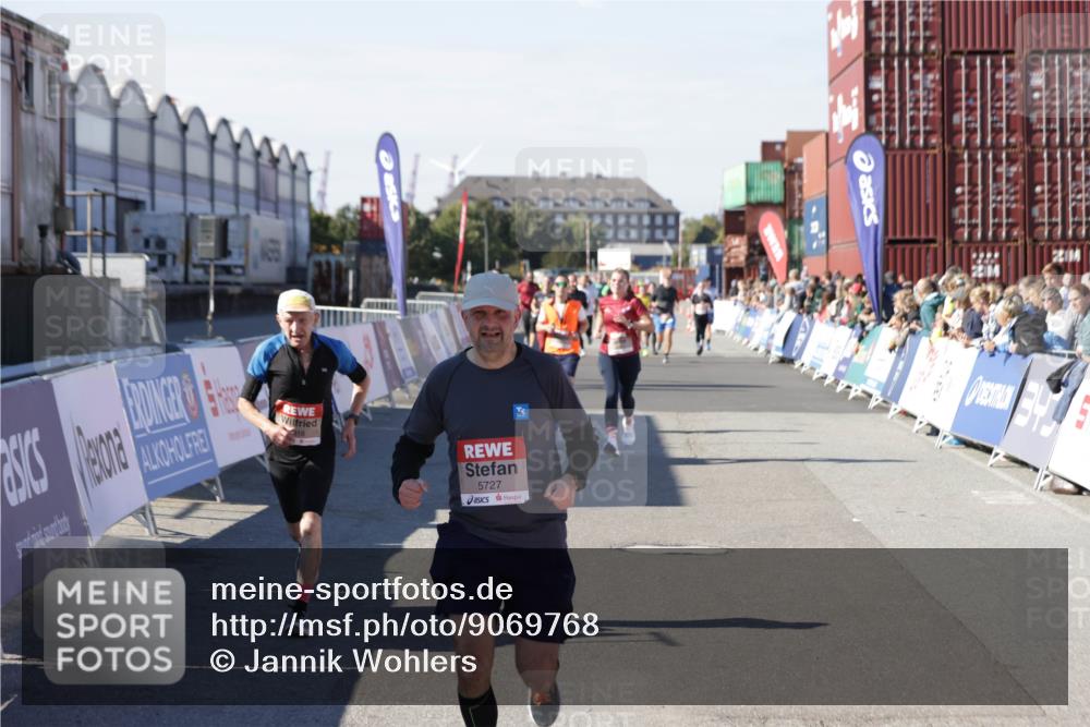 03.10.2025 - Köhlbrandbrückenlauf Jannik Wohlers http://msf.ph/oto/9069768 03.10.2025 13:14:04 Ziel 4188, 4306, 4313, 4612, 4785, 4868, 5700, 5727, 6318, 6766 meine-sportfotos.de