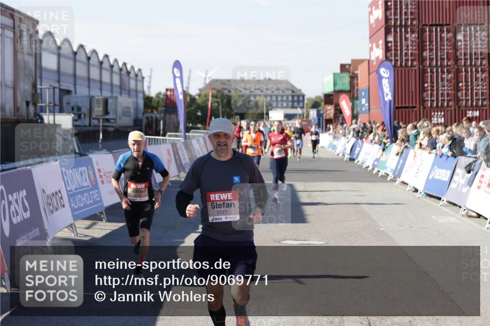 03.10.2025 - Köhlbrandbrückenlauf Jannik Wohlers http://msf.ph/oto/9069771 03.10.2025 13:14:04 Ziel 4188, 4306, 4313, 4612, 4785, 4868, 5700, 5727, 6318, 6766 meine-sportfotos.de