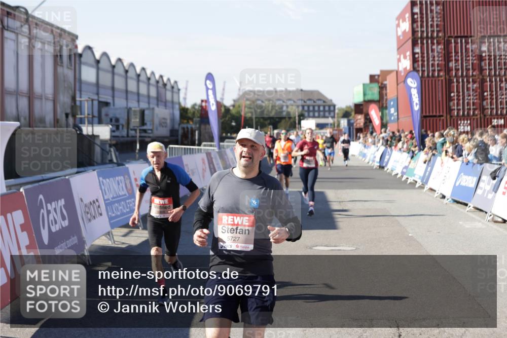 03.10.2025 - Köhlbrandbrückenlauf Jannik Wohlers http://msf.ph/oto/9069791 03.10.2025 13:14:04 Ziel 4188, 4306, 4313, 4612, 4785, 4868, 5700, 5727, 6318, 6766 meine-sportfotos.de