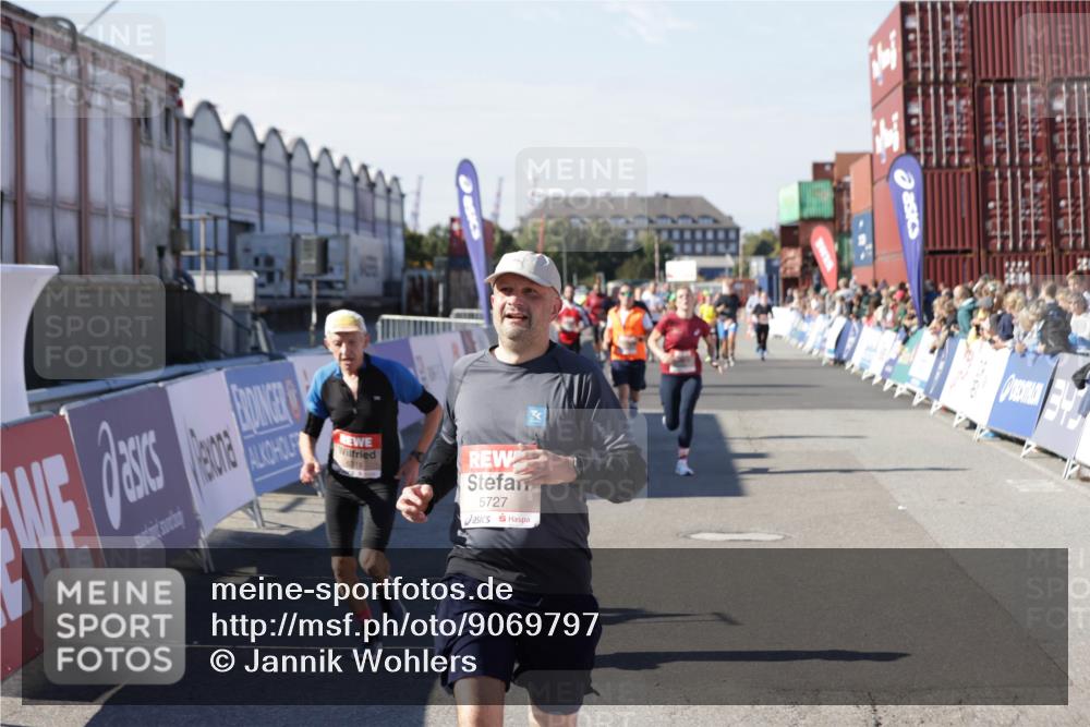 03.10.2025 - Köhlbrandbrückenlauf Jannik Wohlers http://msf.ph/oto/9069797 03.10.2025 13:14:04 Ziel 4188, 4306, 4313, 4612, 4785, 4868, 5700, 5727, 6318, 6766 meine-sportfotos.de