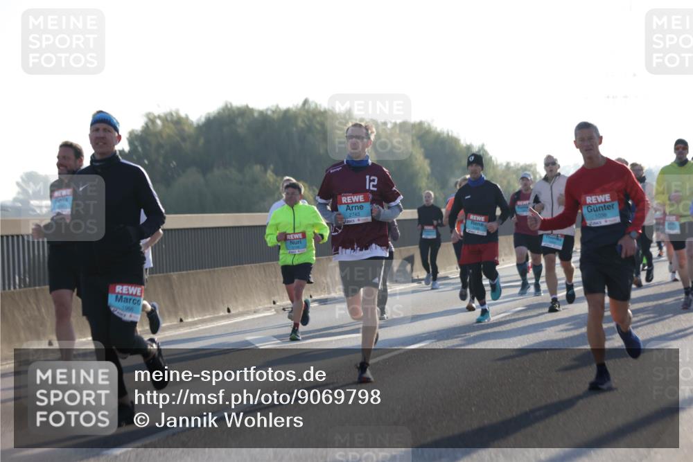 03.10.2025 - Köhlbrandbrückenlauf Jannik Wohlers http://msf.ph/oto/9069798 03.10.2025 09:17:15 Position 3 1966, 12, 2743, 1038 meine-sportfotos.de