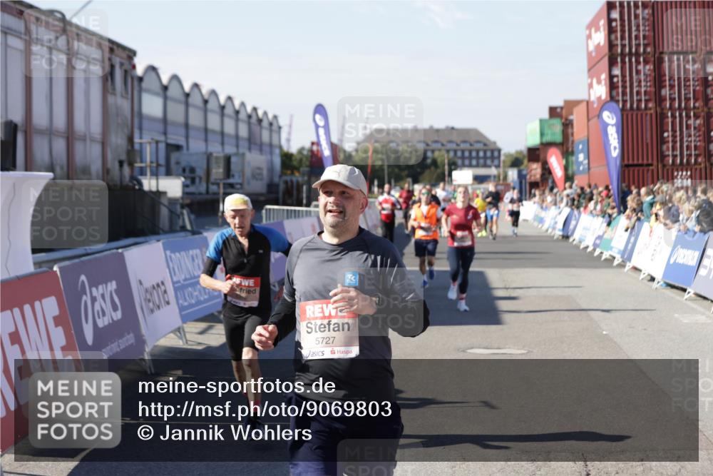 03.10.2025 - Köhlbrandbrückenlauf Jannik Wohlers http://msf.ph/oto/9069803 03.10.2025 13:14:04 Ziel 4188, 4306, 4313, 4612, 4785, 4868, 5700, 5727, 6318, 6766 meine-sportfotos.de