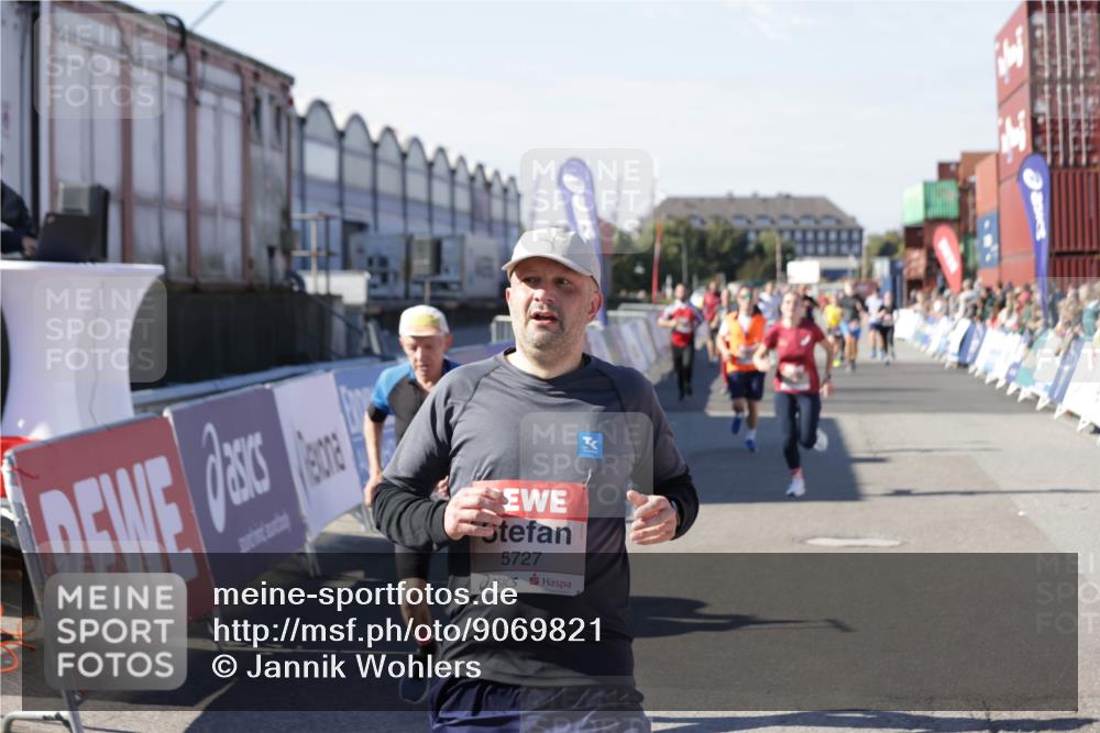 03.10.2025 - Köhlbrandbrückenlauf Jannik Wohlers http://msf.ph/oto/9069821 03.10.2025 13:14:05 Ziel 4188, 4306, 4313, 4612, 4785, 4868, 5700, 5727, 6318, 6766 meine-sportfotos.de