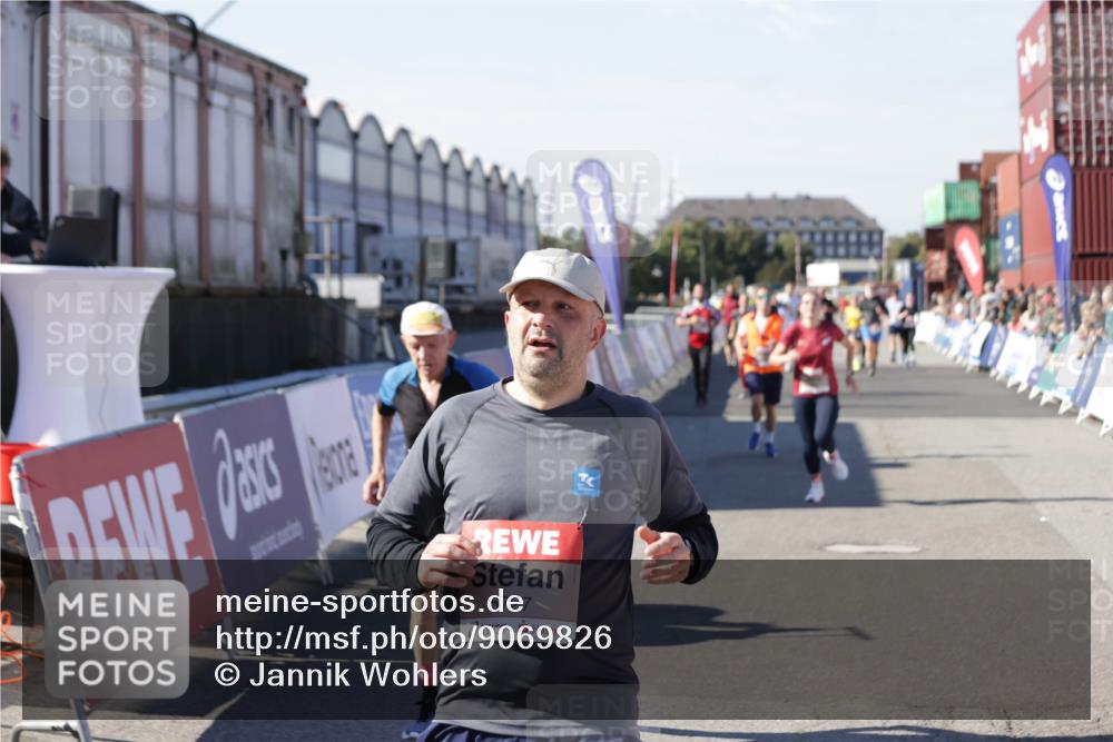 03.10.2025 - Köhlbrandbrückenlauf Jannik Wohlers http://msf.ph/oto/9069826 03.10.2025 13:14:05 Ziel 4188, 4306, 4313, 4612, 4785, 4868, 5700, 5727, 6318, 6766 meine-sportfotos.de