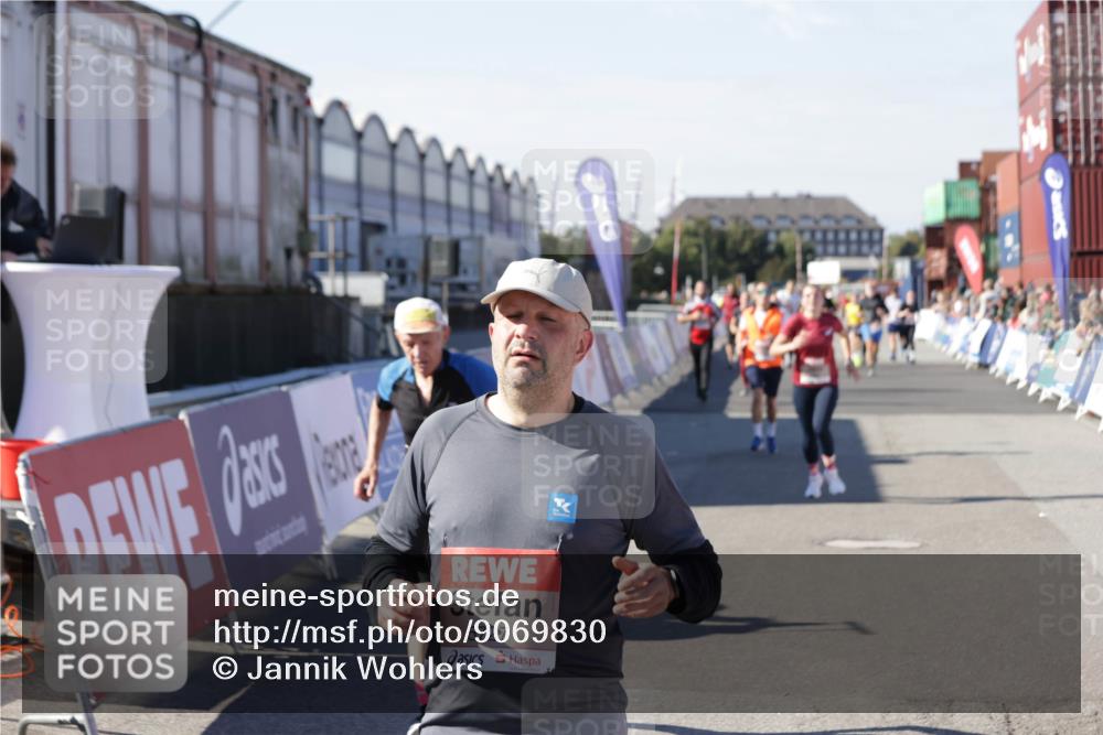 03.10.2025 - Köhlbrandbrückenlauf Jannik Wohlers http://msf.ph/oto/9069830 03.10.2025 13:14:05 Ziel 4188, 4306, 4313, 4612, 4785, 4868, 5700, 5727, 6318, 6766 meine-sportfotos.de