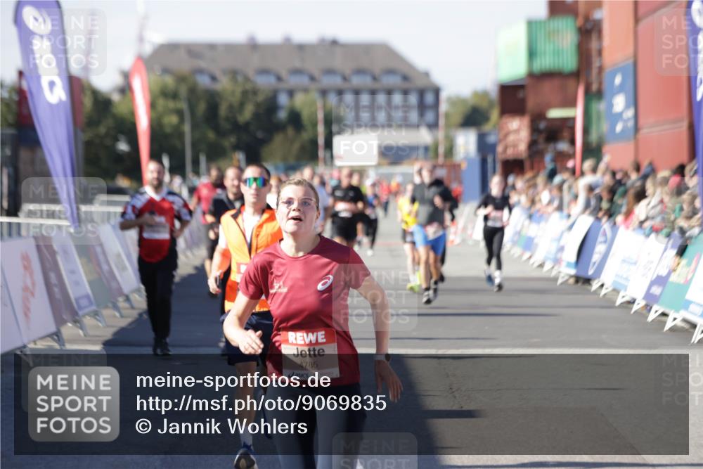 03.10.2025 - Köhlbrandbrückenlauf Jannik Wohlers http://msf.ph/oto/9069835 03.10.2025 13:14:06 Ziel 4306, 4313, 4728, 4785, 4809, 4868, 5700, 5727, 6318, 6766 meine-sportfotos.de