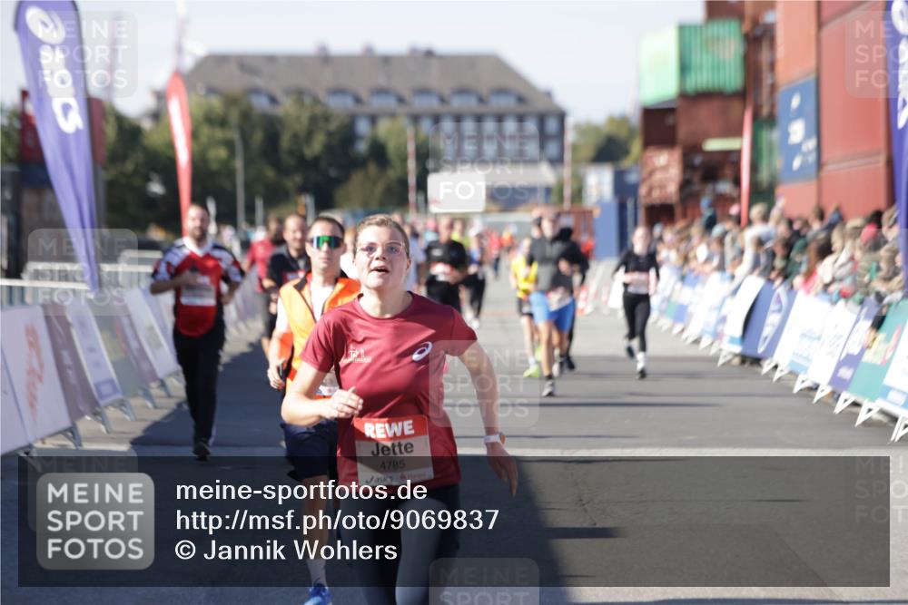 03.10.2025 - Köhlbrandbrückenlauf Jannik Wohlers http://msf.ph/oto/9069837 03.10.2025 13:14:06 Ziel 4306, 4313, 4728, 4785, 4809, 4868, 5700, 5727, 6318, 6766 meine-sportfotos.de