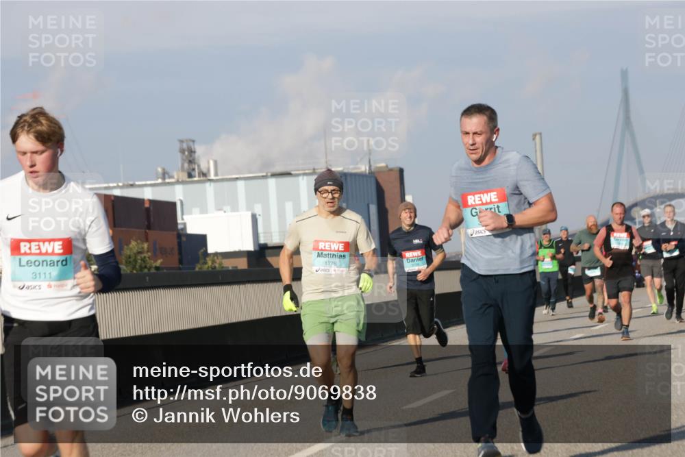 03.10.2025 - Köhlbrandbrückenlauf Jannik Wohlers http://msf.ph/oto/9069838 03.10.2025 09:48:42 Position 3 3111, 1776 meine-sportfotos.de