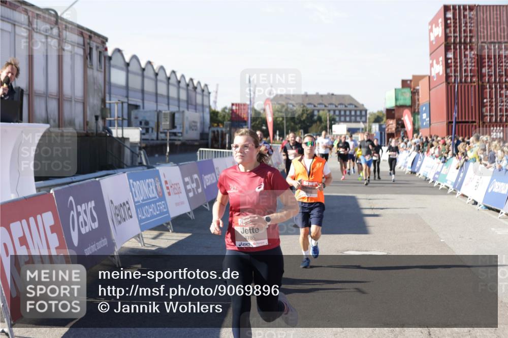 03.10.2025 - Köhlbrandbrückenlauf Jannik Wohlers http://msf.ph/oto/9069896 03.10.2025 13:14:08 Ziel 4313, 4641, 4728, 4785, 4809, 5727, 6318, 6766 meine-sportfotos.de