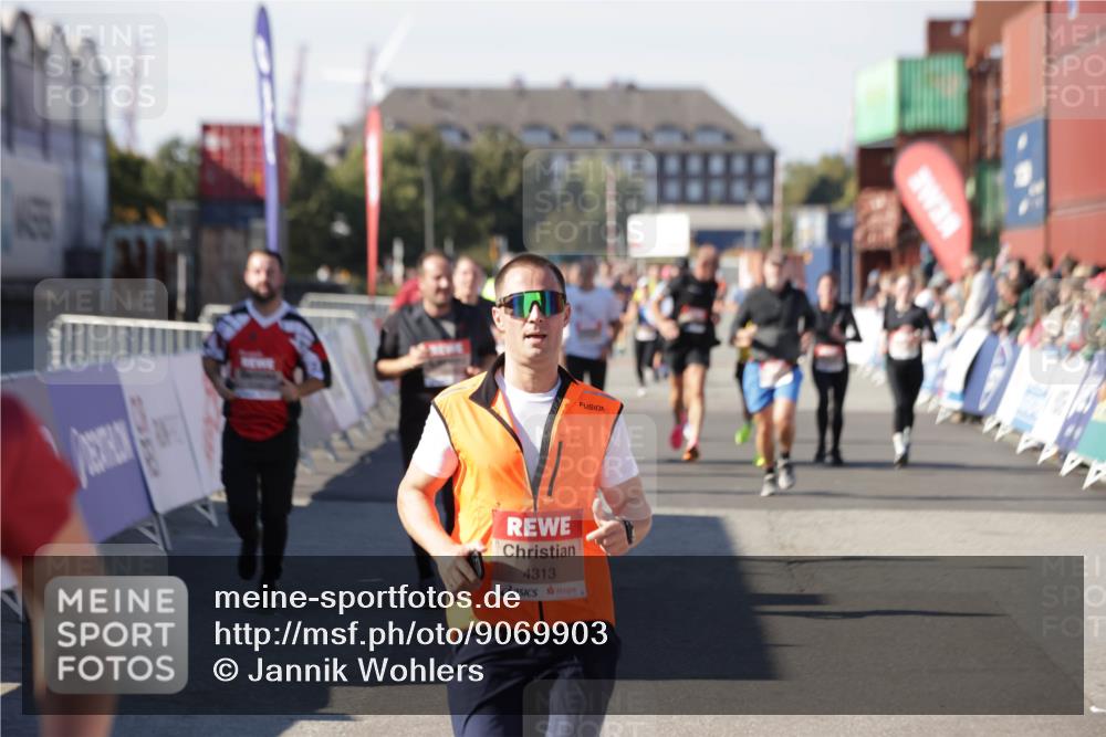 03.10.2025 - Köhlbrandbrückenlauf Jannik Wohlers http://msf.ph/oto/9069903 03.10.2025 13:14:09 Ziel 4313, 4641, 4728, 4785, 4809, 5727, 6318, 6735 meine-sportfotos.de