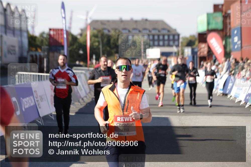 03.10.2025 - Köhlbrandbrückenlauf Jannik Wohlers http://msf.ph/oto/9069906 03.10.2025 13:14:09 Ziel 4313, 4641, 4728, 4785, 4809, 5727, 6318, 6735 meine-sportfotos.de
