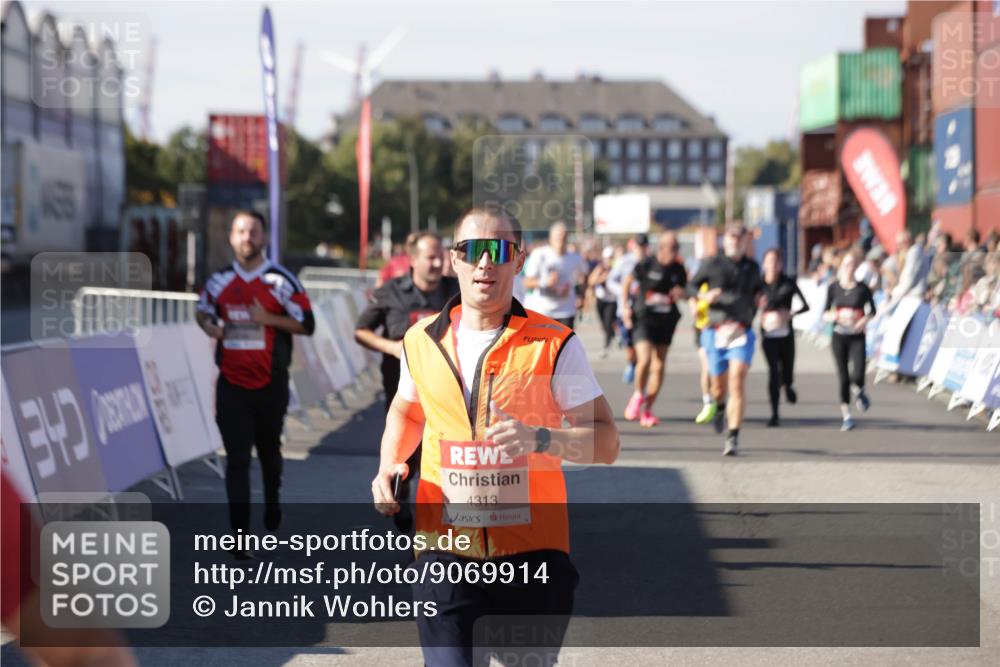 03.10.2025 - Köhlbrandbrückenlauf Jannik Wohlers http://msf.ph/oto/9069914 03.10.2025 13:14:09 Ziel 4313, 4641, 4728, 4785, 4809, 5727, 6318, 6735 meine-sportfotos.de