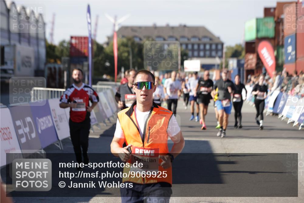 03.10.2025 - Köhlbrandbrückenlauf Jannik Wohlers http://msf.ph/oto/9069925 03.10.2025 13:14:09 Ziel 4313, 4641, 4728, 4785, 4809, 5727, 6318, 6735 meine-sportfotos.de