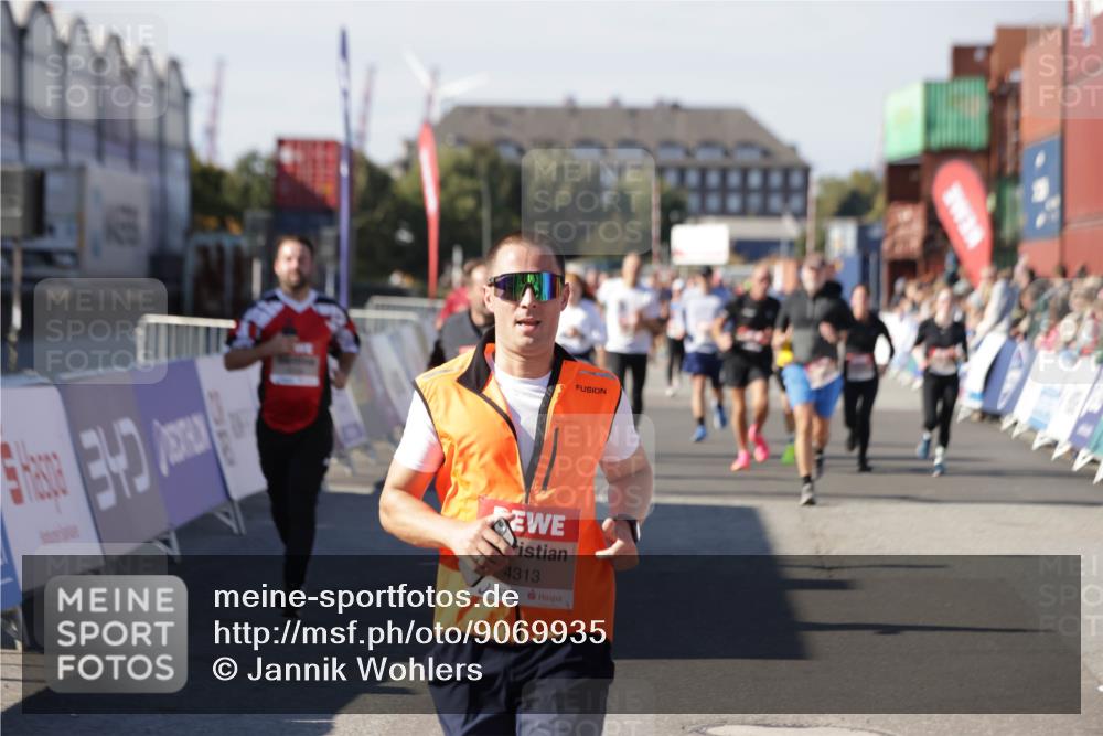 03.10.2025 - Köhlbrandbrückenlauf Jannik Wohlers http://msf.ph/oto/9069935 03.10.2025 13:14:09 Ziel 4313, 4641, 4728, 4785, 4809, 5727, 6318, 6735 meine-sportfotos.de