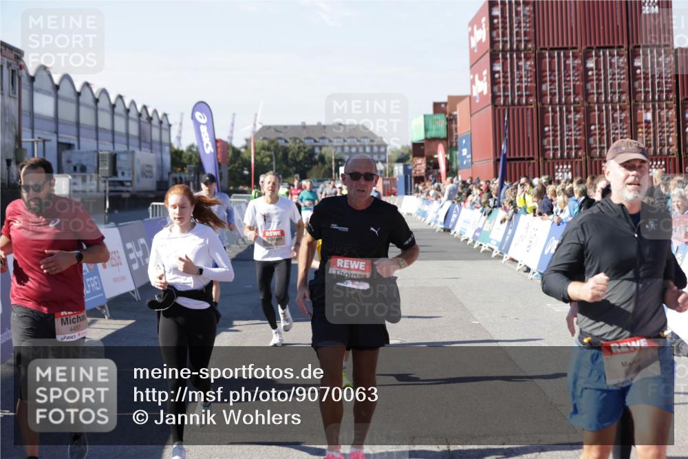03.10.2025 - Köhlbrandbrückenlauf Jannik Wohlers http://msf.ph/oto/9070063 03.10.2025 13:14:17 Ziel 4313, 4437, 4569, 4641, 4728, 4776, 4785, 4809, 4888, 5282, 6327, 6418, 6735 meine-sportfotos.de