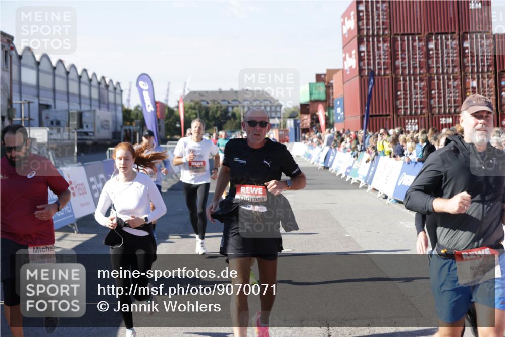 03.10.2025 - Köhlbrandbrückenlauf Jannik Wohlers http://msf.ph/oto/9070071 03.10.2025 13:14:17 Ziel 4313, 4437, 4569, 4641, 4728, 4776, 4785, 4809, 4888, 5282, 6327, 6418, 6735 meine-sportfotos.de