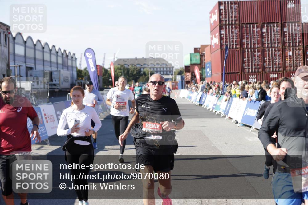 03.10.2025 - Köhlbrandbrückenlauf Jannik Wohlers http://msf.ph/oto/9070080 03.10.2025 13:14:17 Ziel 4313, 4437, 4569, 4641, 4728, 4776, 4785, 4809, 4888, 5282, 6327, 6418, 6735 meine-sportfotos.de